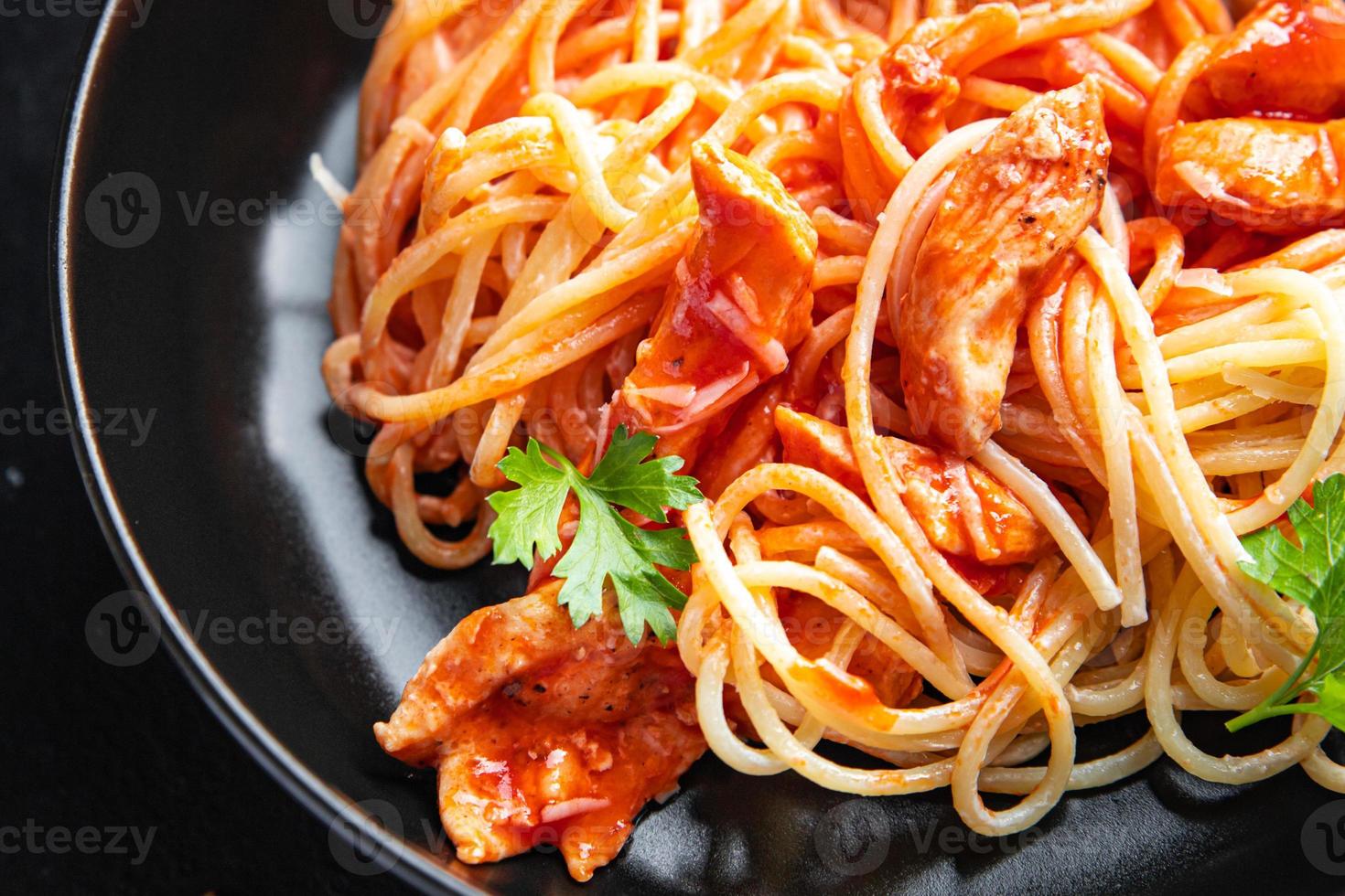 pasta espaguetis salsa de tomate carne de pollo o pavo saludable foto