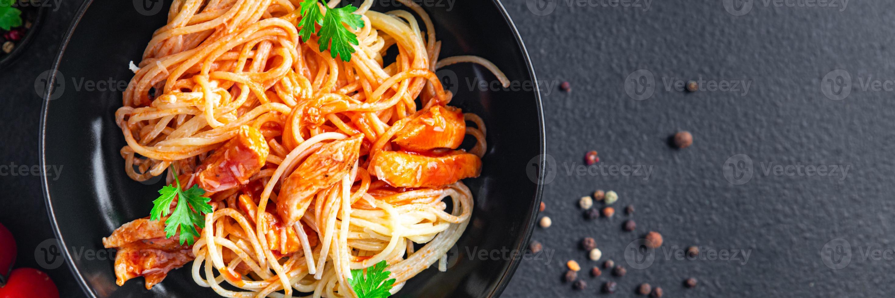 pasta espaguetis salsa de tomate carne de pollo o pavo saludable foto