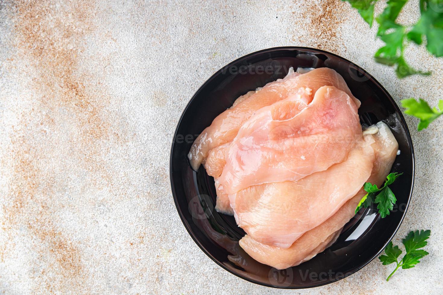 pechuga de pollo cruda en rodajas carne de aves de corral dieta ceto o paleo foto