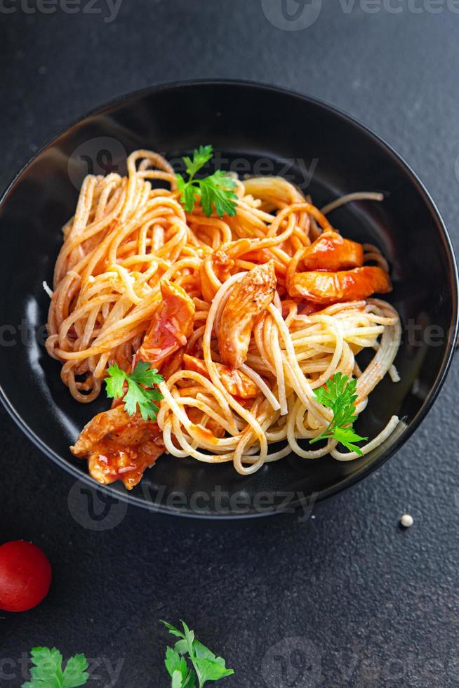 pasta espaguetis salsa de tomate carne de pollo o pavo saludable foto