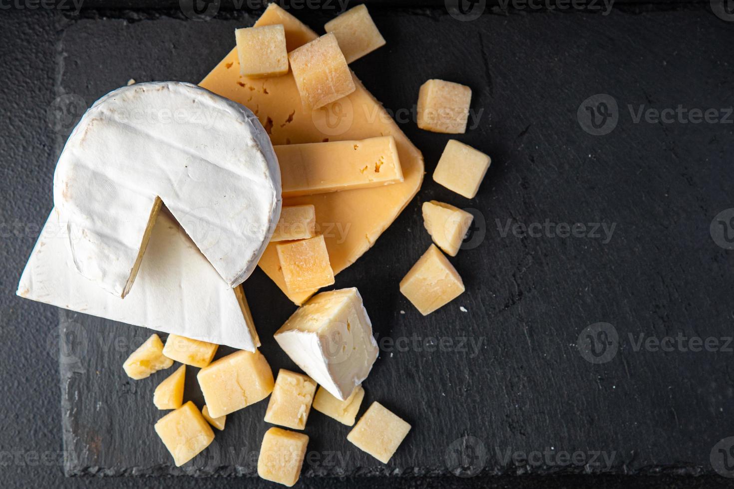 plato de queso varios tipos de queso brie, camembert, parmesano, cheddar foto