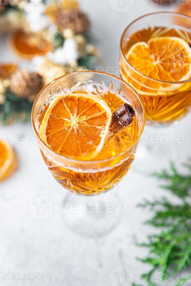 coctel navideño vino caliente, vino grog con especias foto