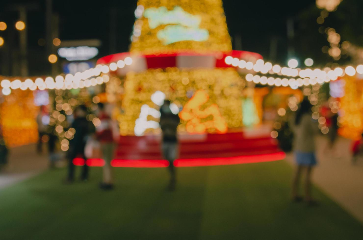 gente del festival de desenfoque de fondo abstracto de Navidad. Decoraciones para fiestas de navidad y año nuevo con luces. foto