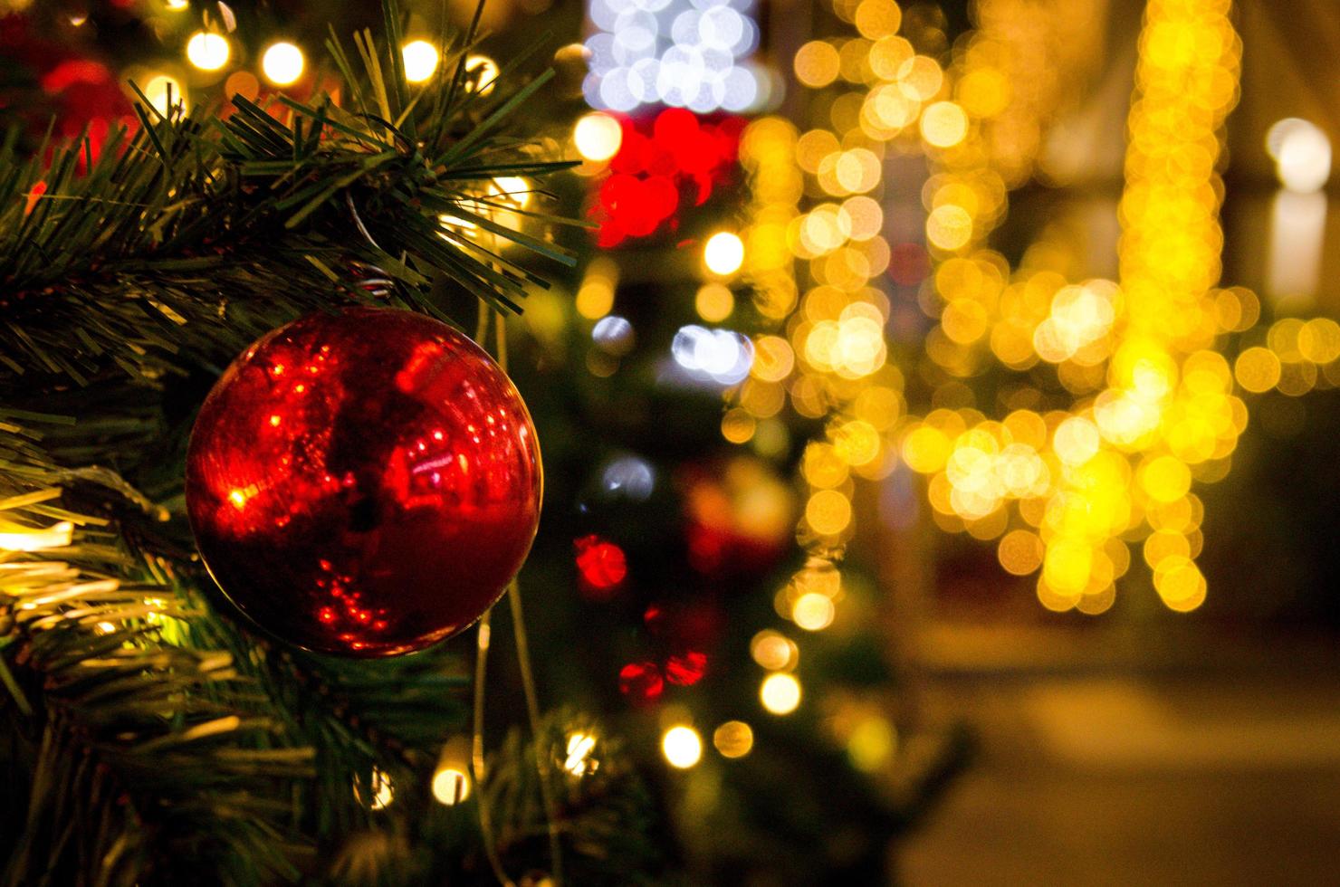 bolas rojas decoradas con adornos para árboles de Navidad. festivales de año nuevo y navidad. Copie el fondo del espacio. foto