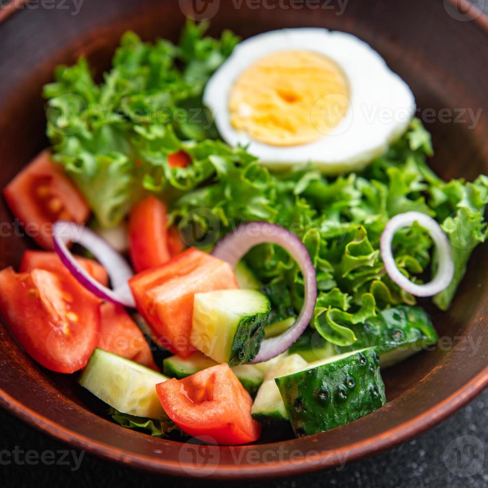 ensalada de verduras huevo cocido pepino, tomate, cebolla, lechuga dieta keto o paleo saludable foto