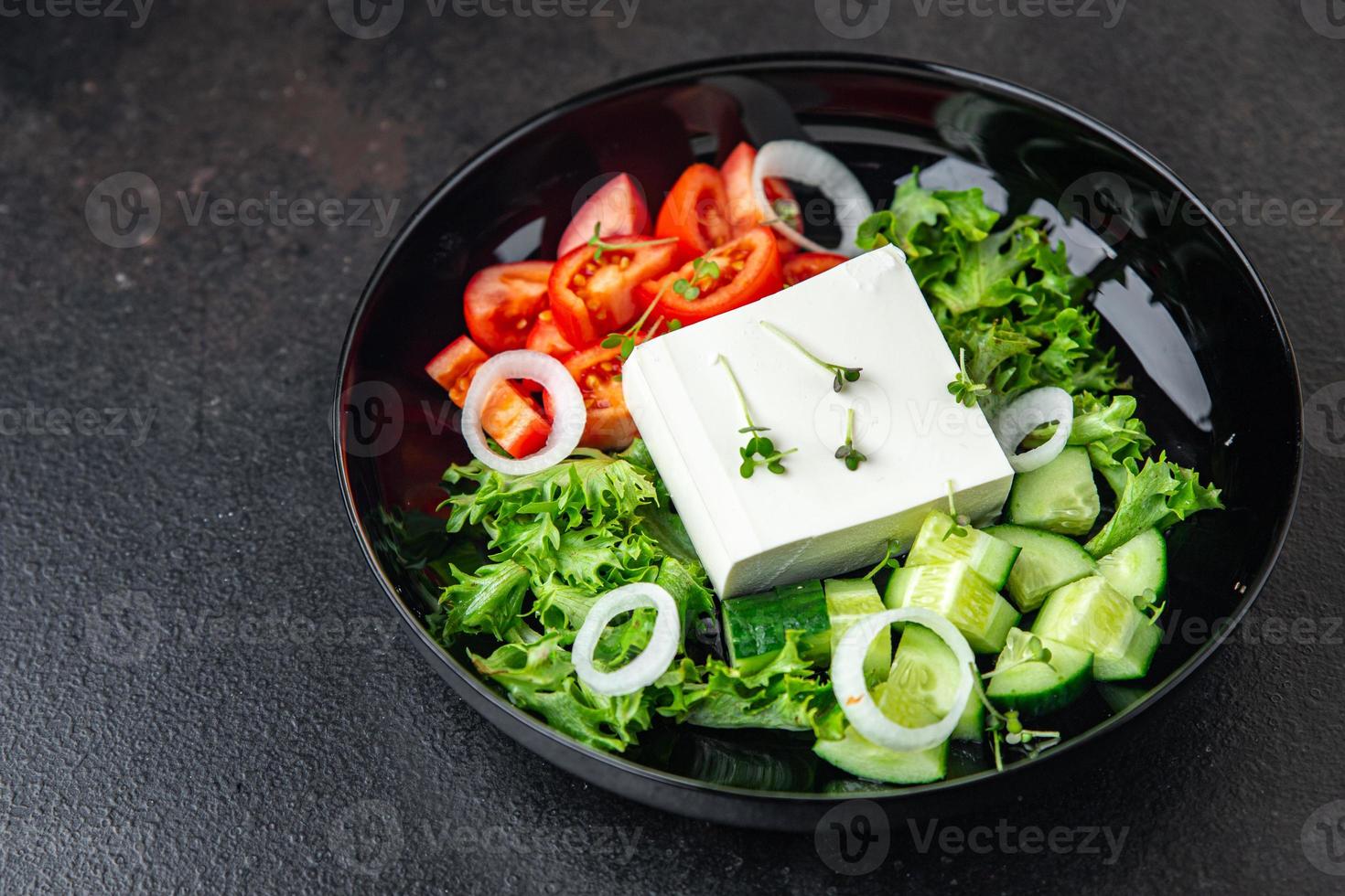 Ensalada de queso feta mezcla de verduras comida sana fondo rústico foto