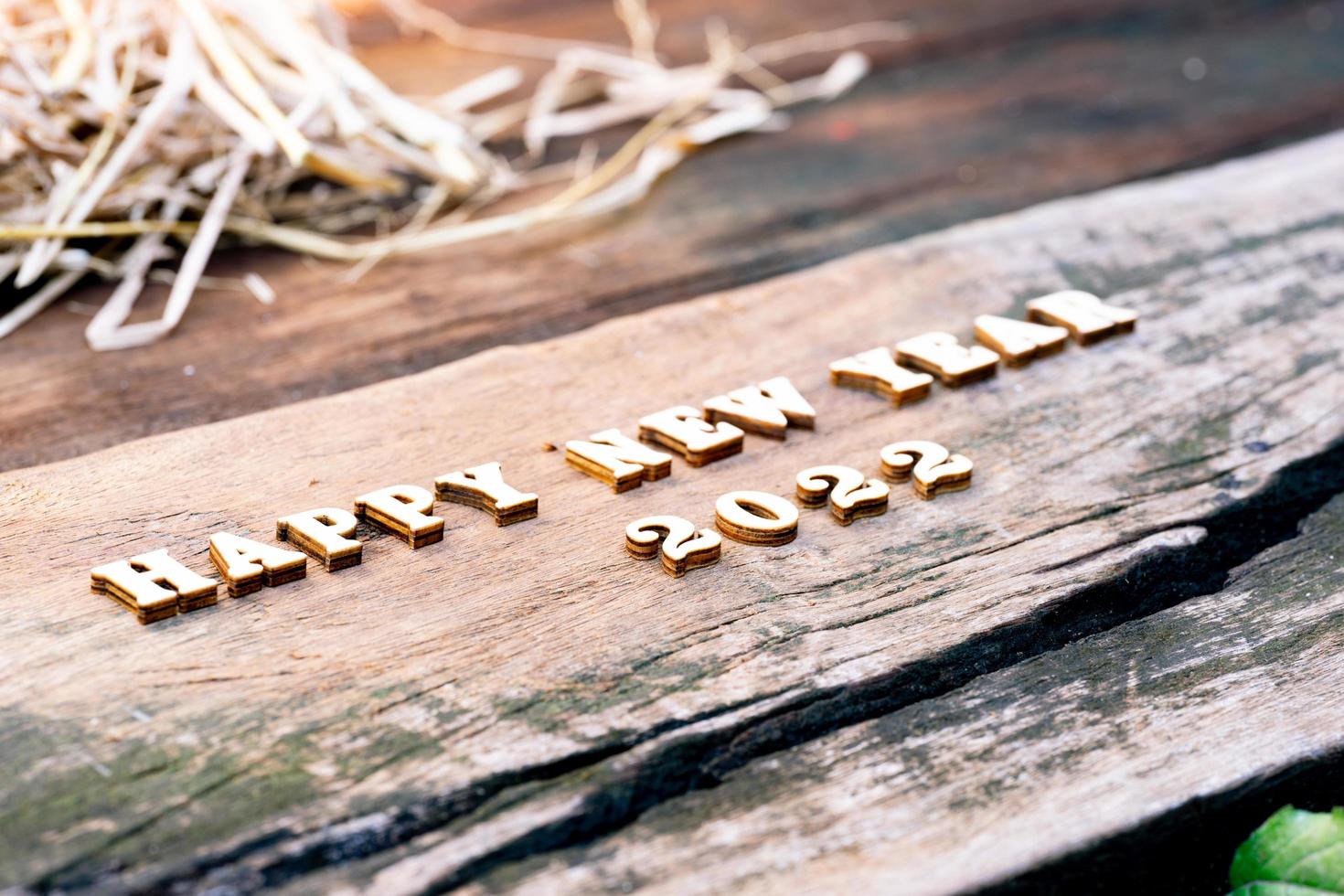 texto de madera feliz año nuevo 2022. sobre tabla de madera rota. estilo retro. foto