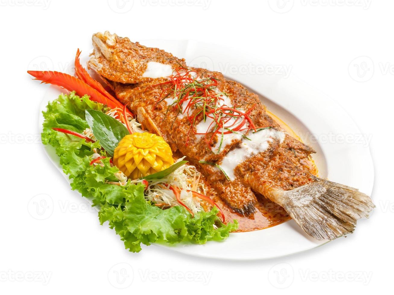 pescado frito y salsa de chile, comida tailandesa, pla rad prik foto