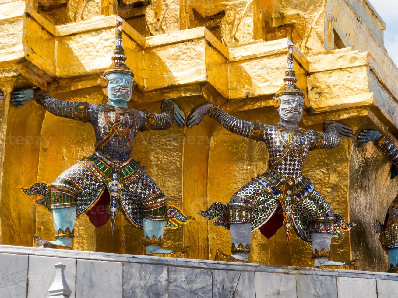 guardián demonio en wat phra kaew bangkok tailandia. foto