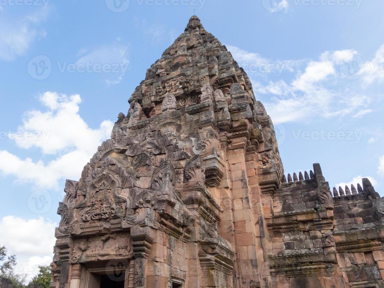 phanom peldaño histórico parkis castle rock arquitectura antigua hace unos mil años en buriram provincethailand foto