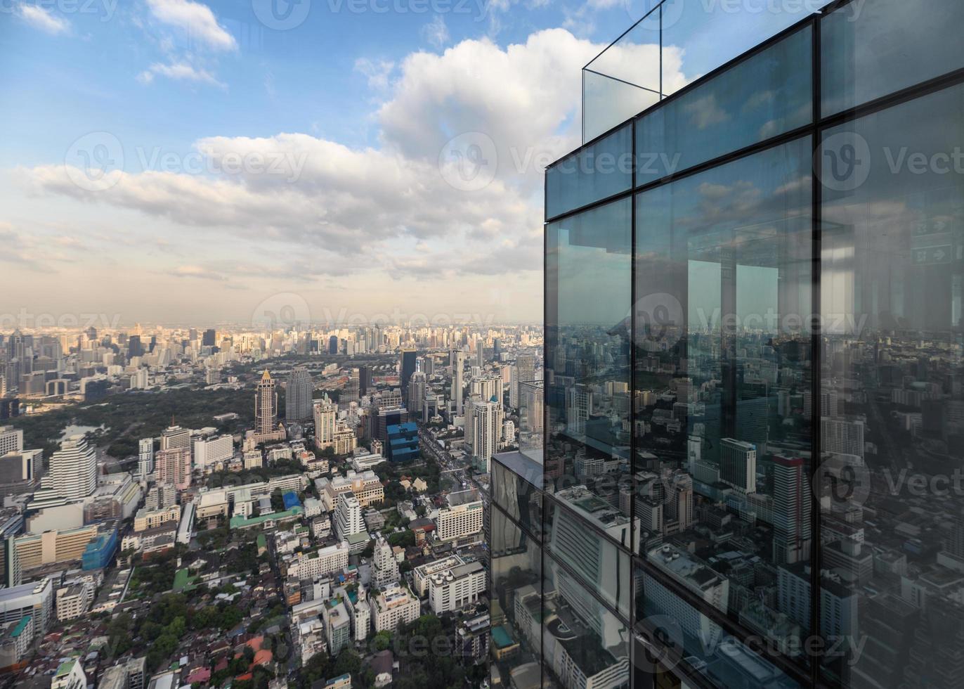 Edificio de cristal moderno con el centro lleno de gente en la ciudad de Bangkok foto