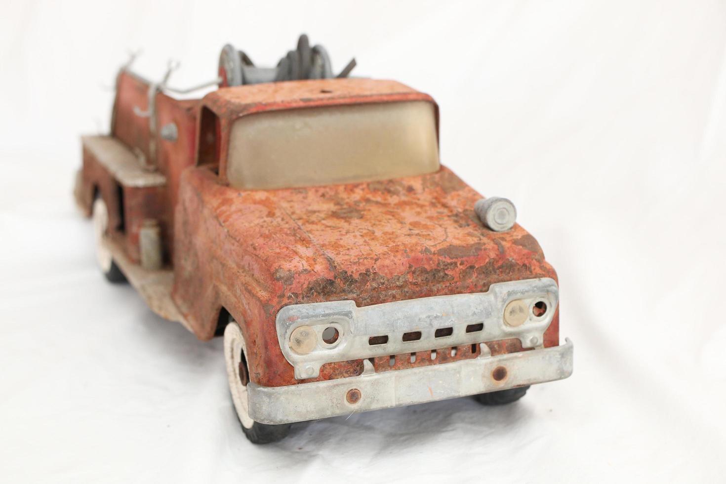 A principios de la década de 1960 vintage rojo número 5 camión de bomberos que se ha oxidado y ha visto mejores días foto