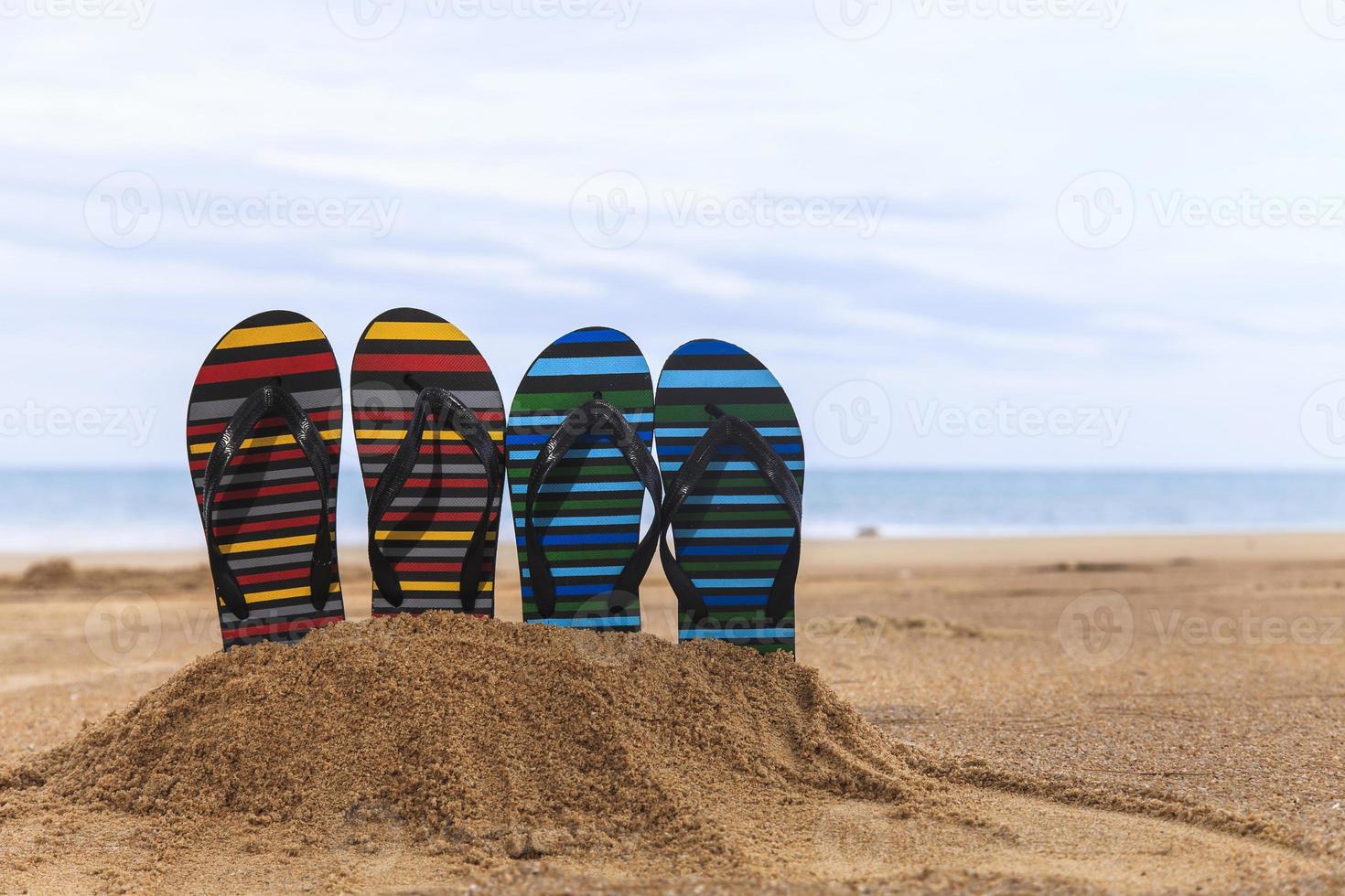 chanclas en la playa de arena foto