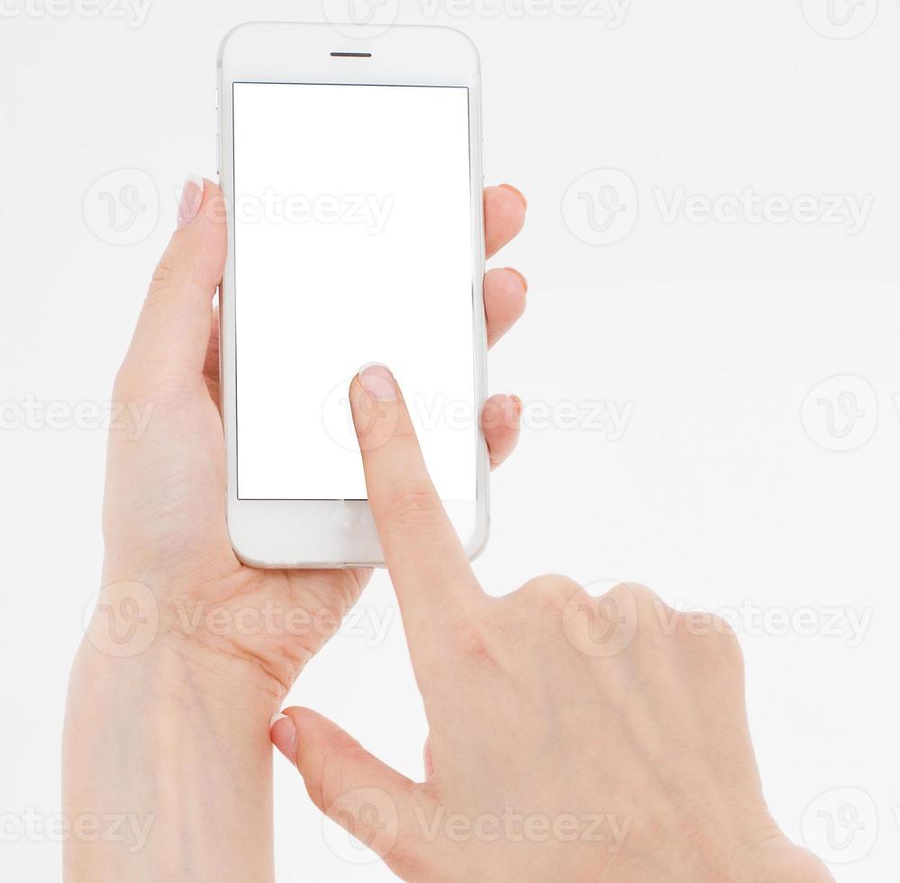 Asimiento de la mano femenina teléfono móvil aislado en blanco, mujer sosteniendo el teléfono con pantalla vacía, pantalla en blanco, tocando foto