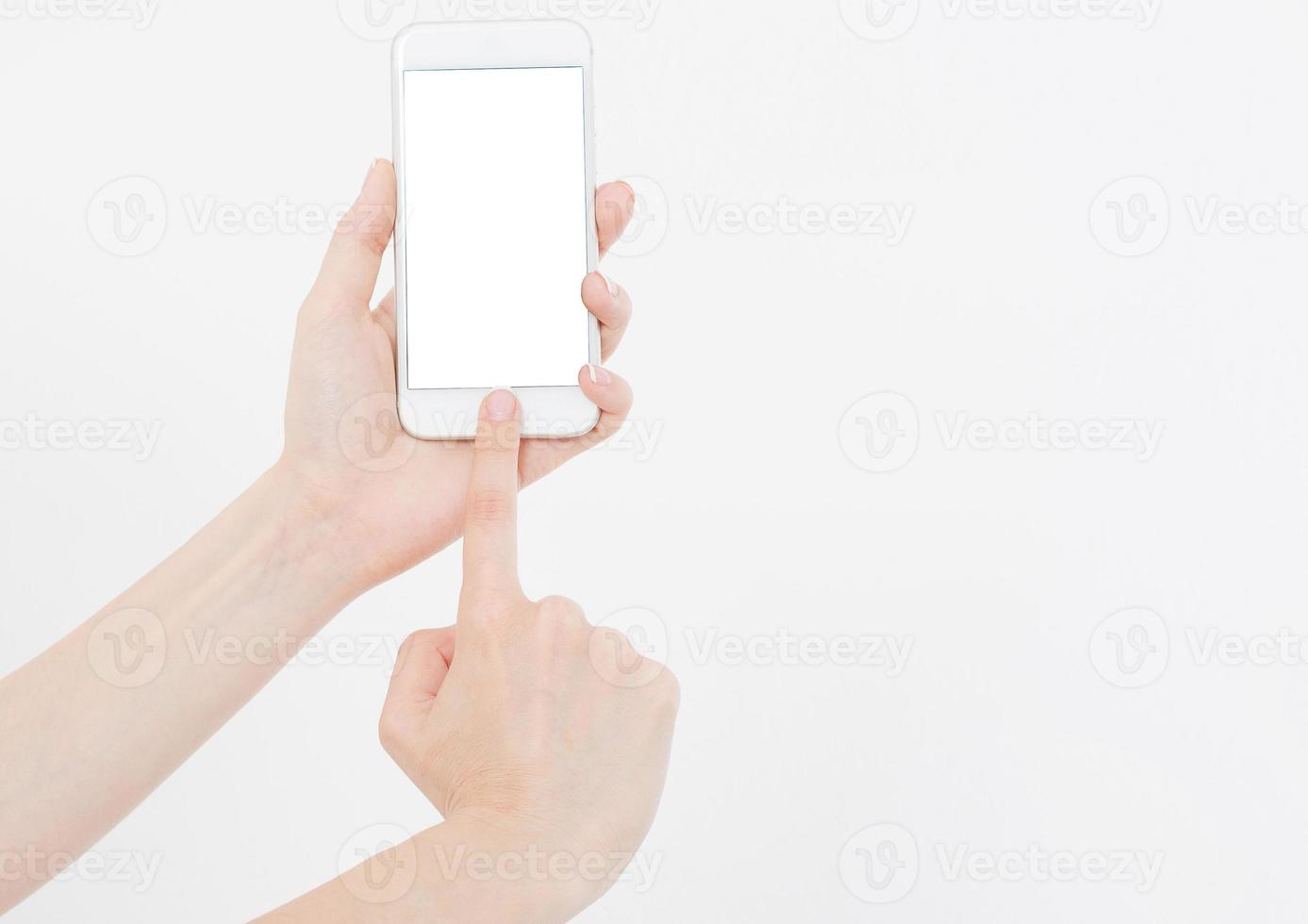 Asimiento de la mano femenina teléfono móvil aislado en blanco, mujer sosteniendo el teléfono con pantalla vacía, pantalla en blanco, tocando foto