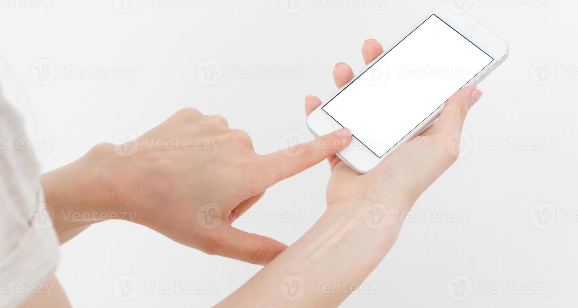 Asimiento de la mano femenina teléfono móvil aislado en blanco, mujer sosteniendo el teléfono con pantalla vacía, pantalla en blanco, tocando foto