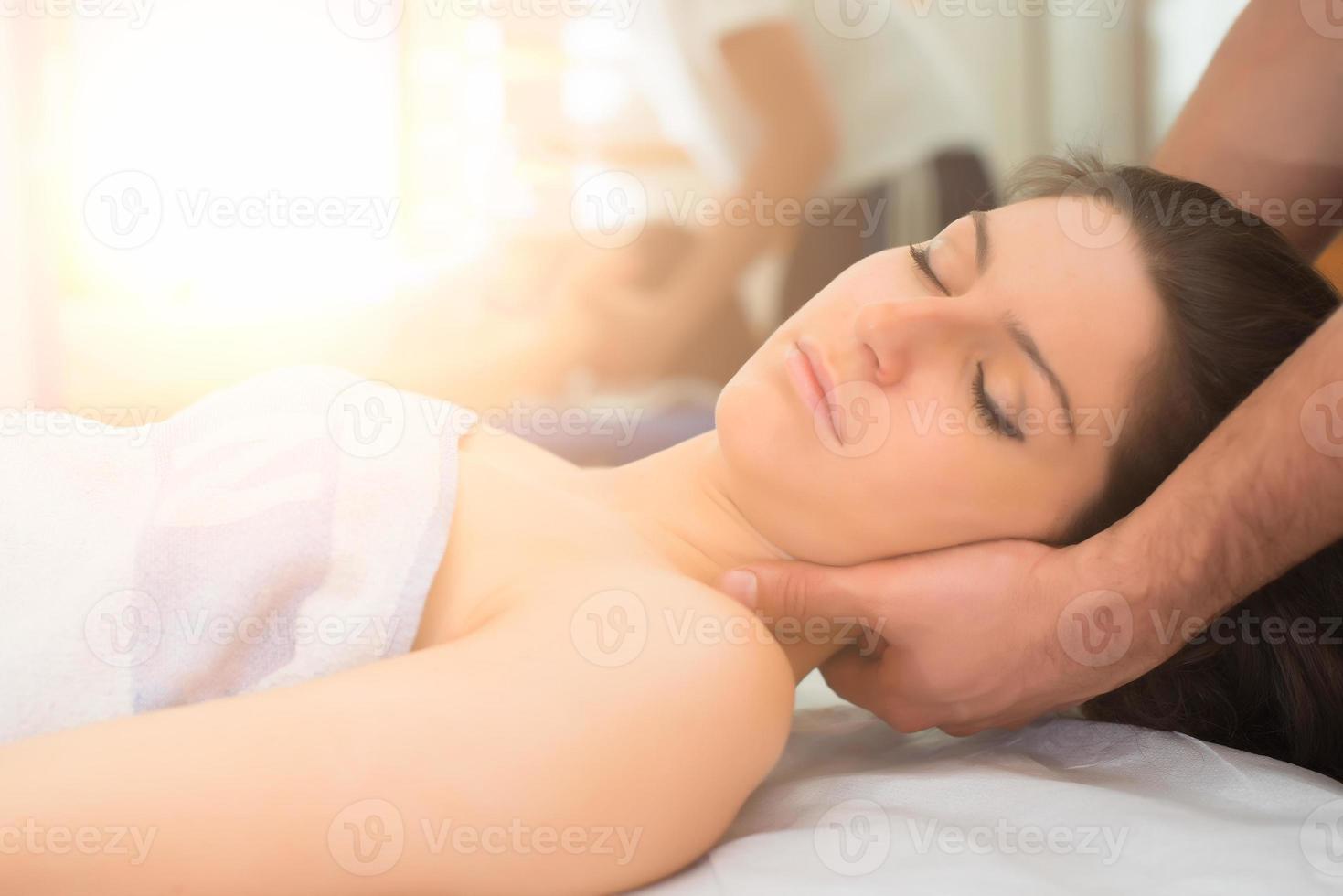 terapeuta masajeando el cuello de la mujer foto