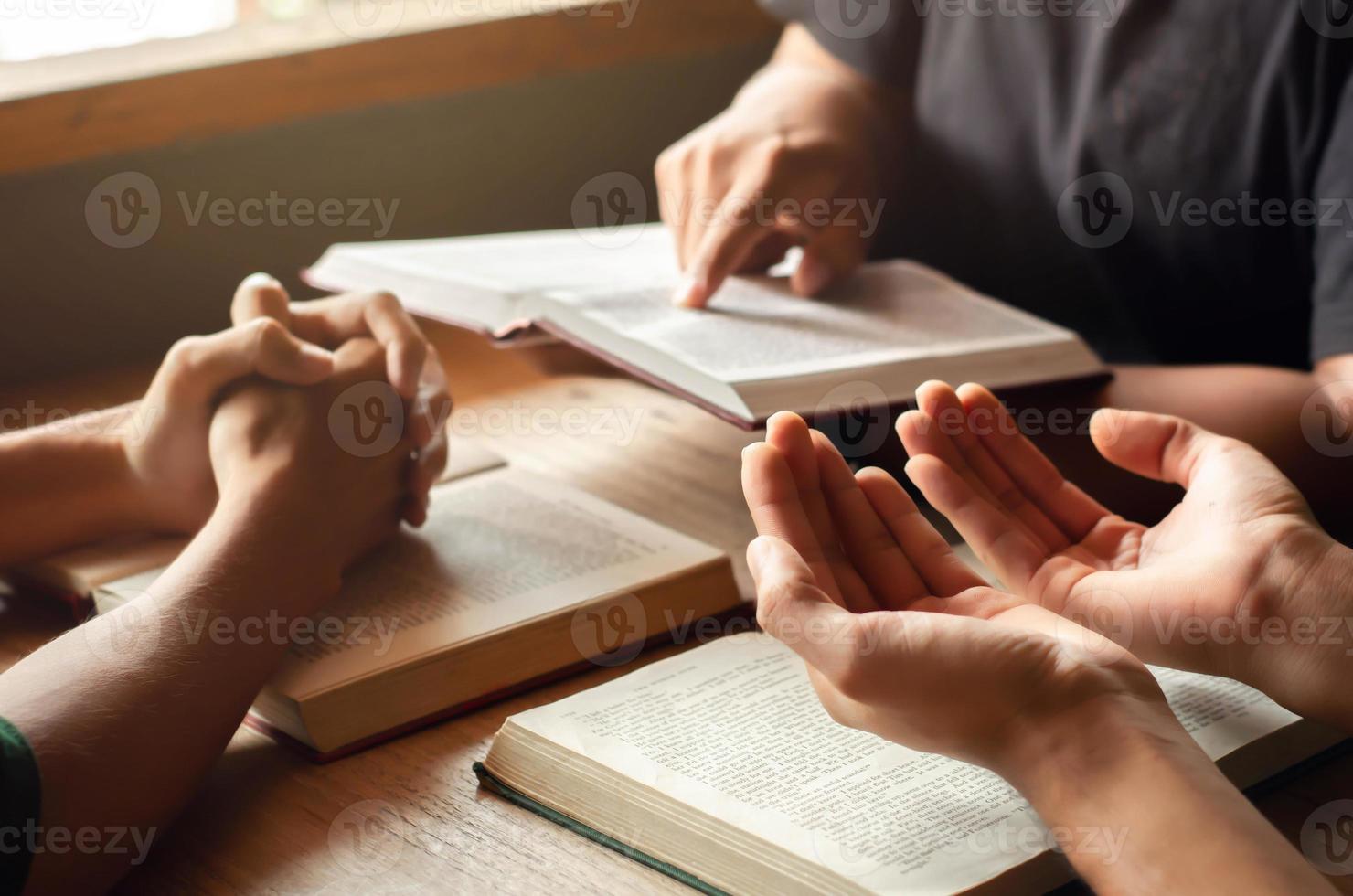 los cristianos se unen a un grupo de células que se unen para orar, alabar y buscar las bendiciones de Dios. con la Biblia y los amigos, sentarse y leer el evangelio de la Biblia compartiendo con espacio de copia foto