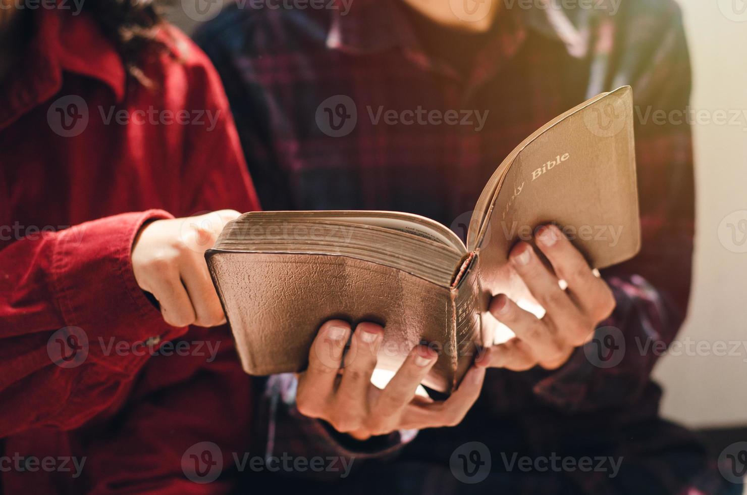 una mujer y dos hombres estudiaban y leían la Biblia. eso es amor cristiano foto