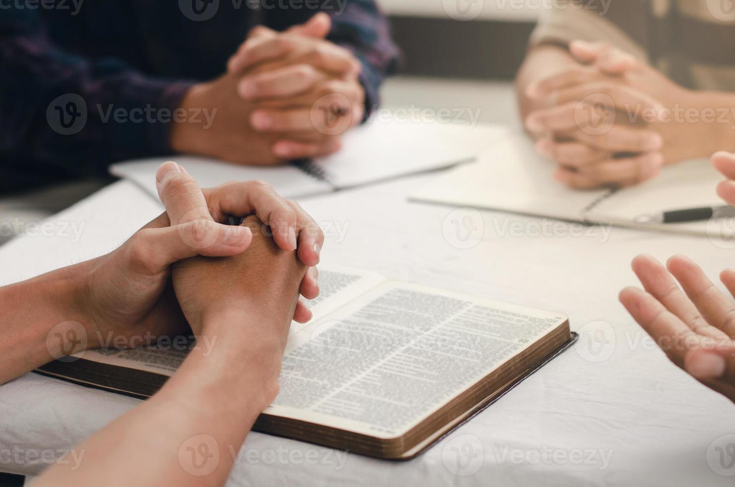 los cristianos se reúnen, se sientan y oran por las bendiciones de dios. con fe y fe foto