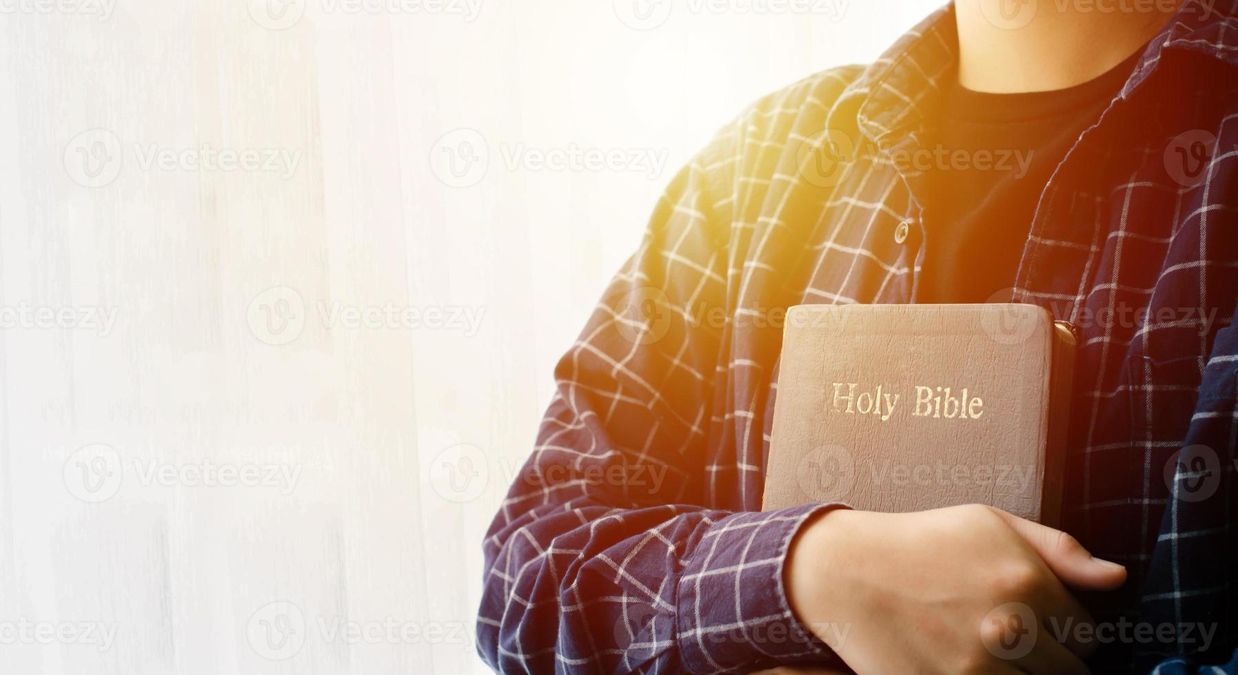 mujer joven, abrazar, biblia, y, rezar, a, dios, fe, perdón foto