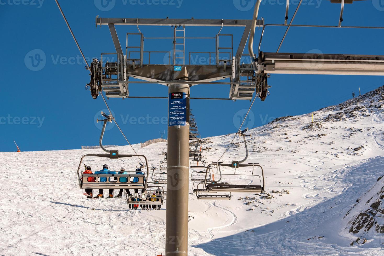 día soleado en los pirineos en la estación de esquí de grandvalira en andorra en covid19 time foto