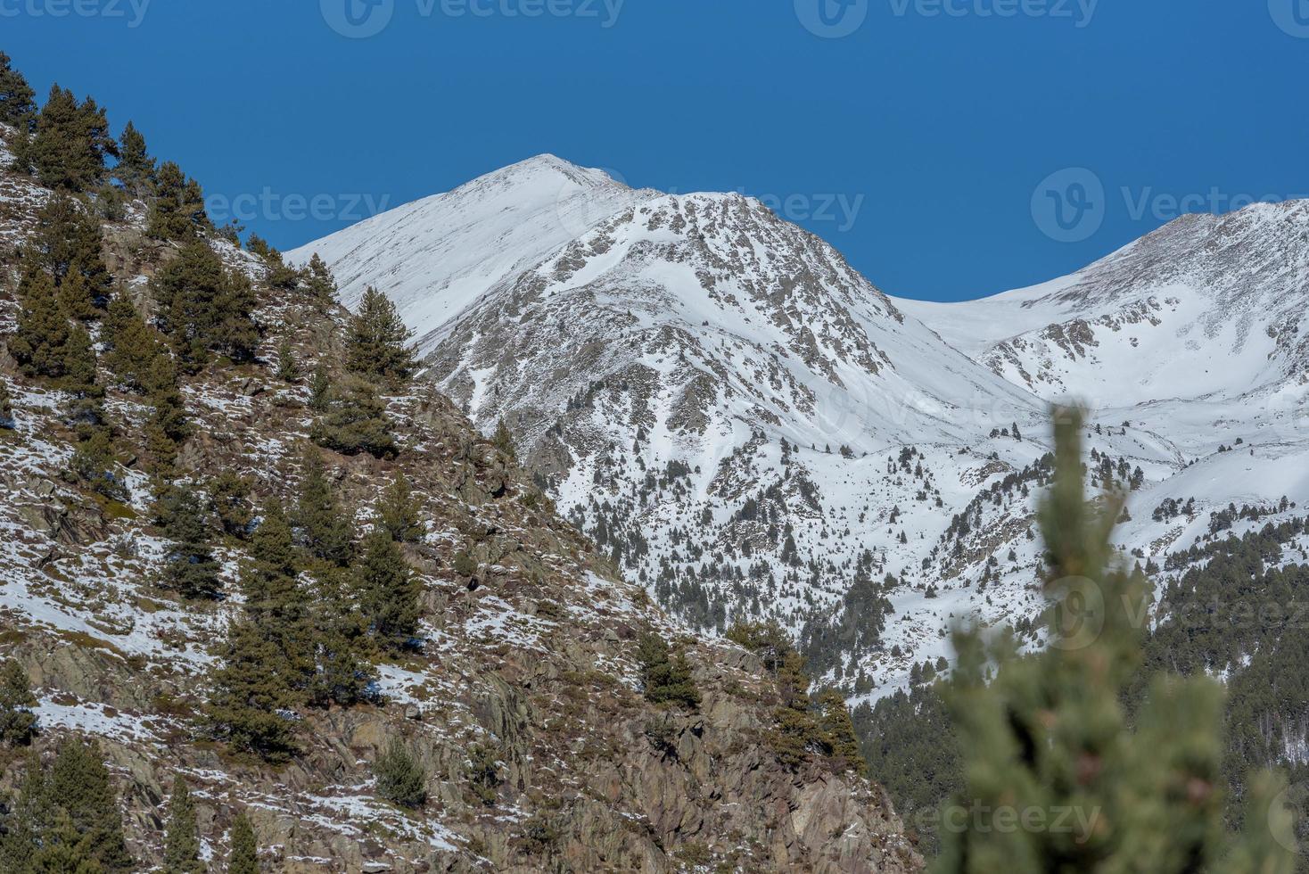 Puente tibetano canillo en andorra en construcción en diciembre de 2021 foto