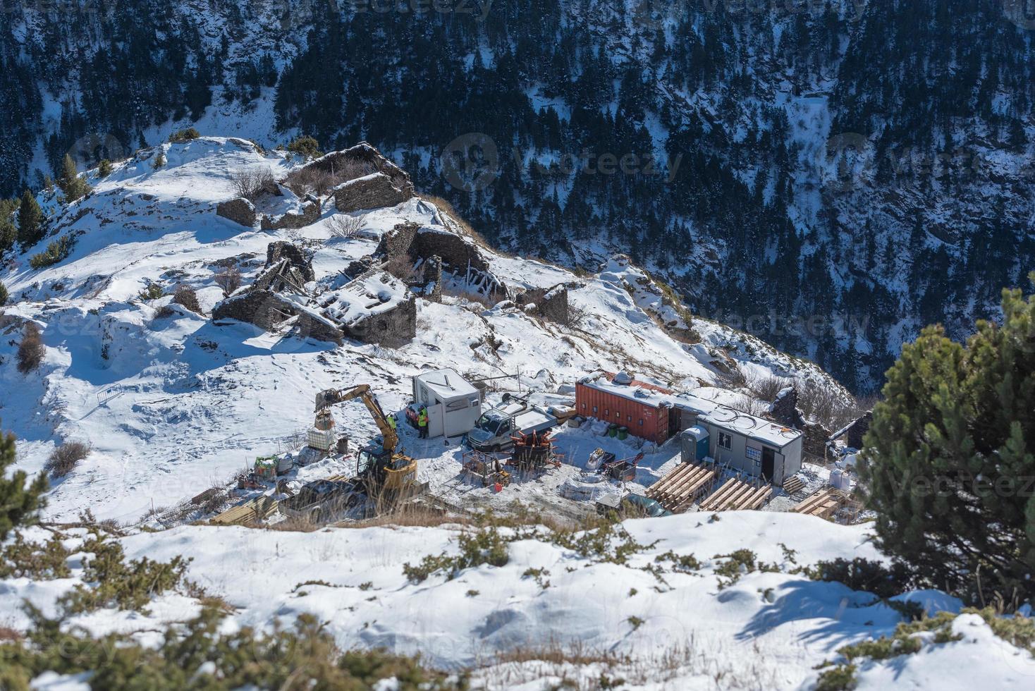 Puente tibetano canillo en andorra en construcción en diciembre de 2021. foto