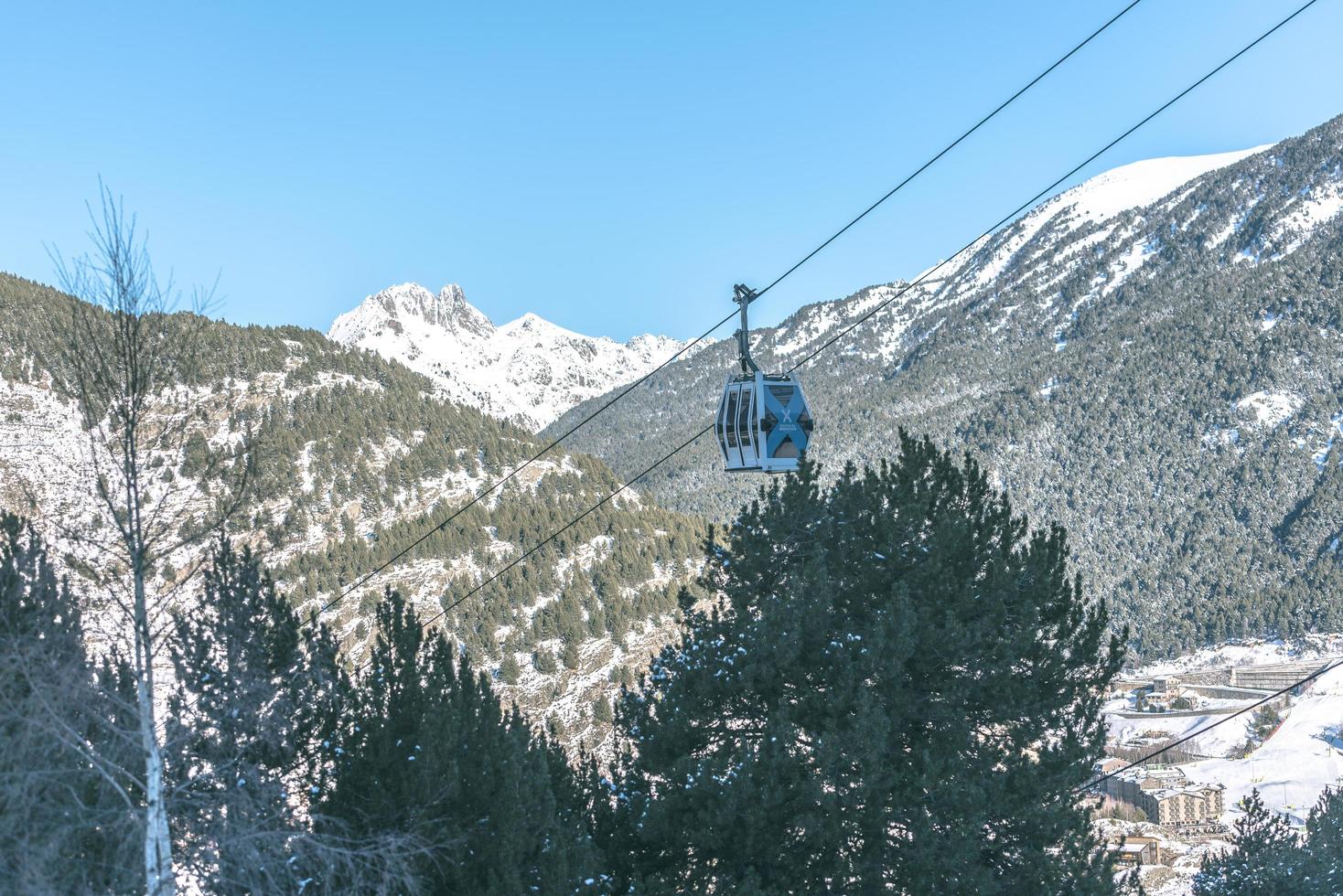 grandvalira, andorra, 2021 - telecabina en la estación de esquí de el tarter foto