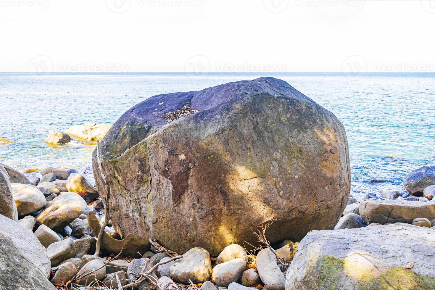 enorme boulder rock parque nacional lamru khao lak phang-nga tailandia. foto