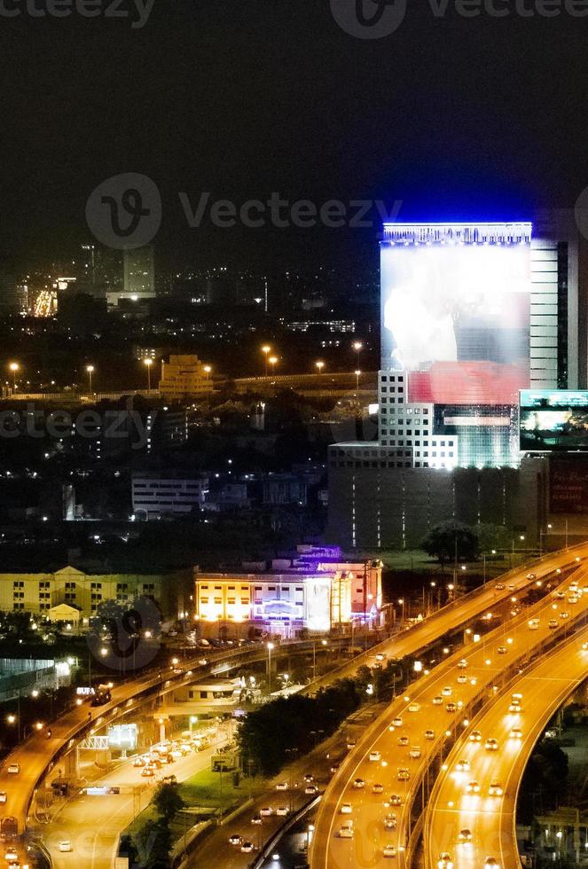 panorama de la ciudad de bangkok por la noche. capital del paisaje urbano de rascacielos de Tailandia. foto