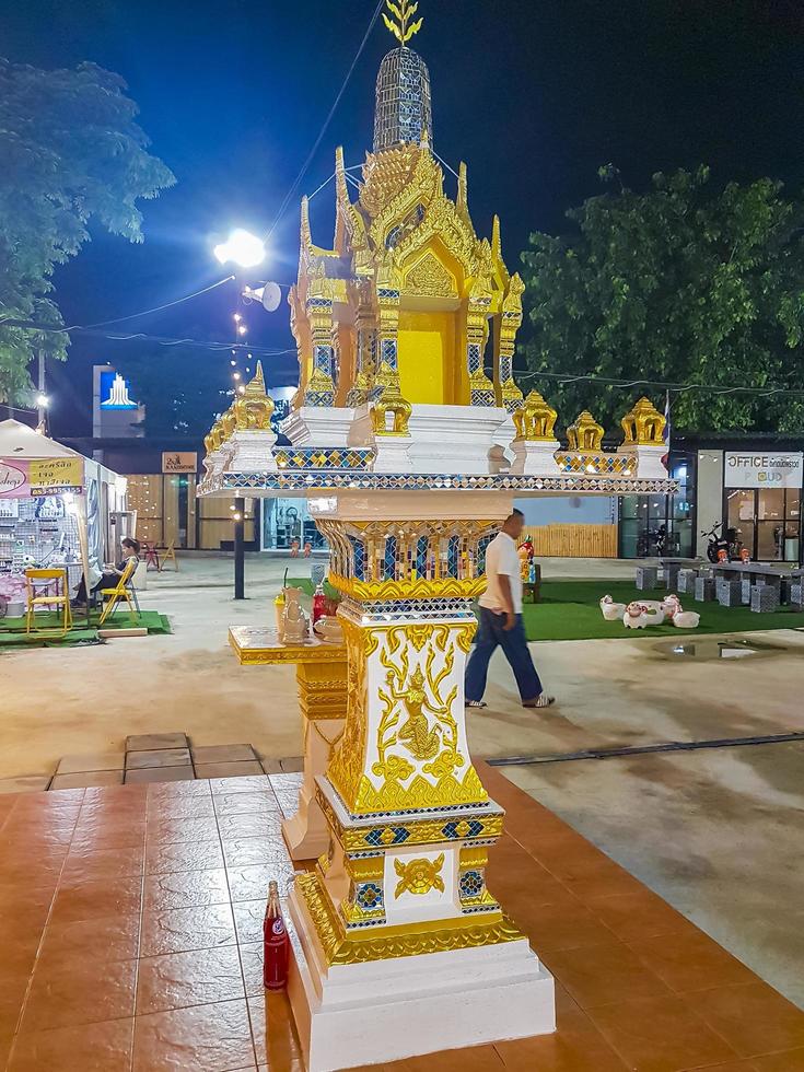 Santuario sagrado de color amarillo dorado en el mercado nocturno tailandés, Bangkok, Tailandia. foto