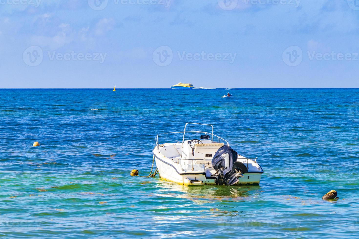 barcos yates en la playa tropical mexicana playa del carmen mexico. foto