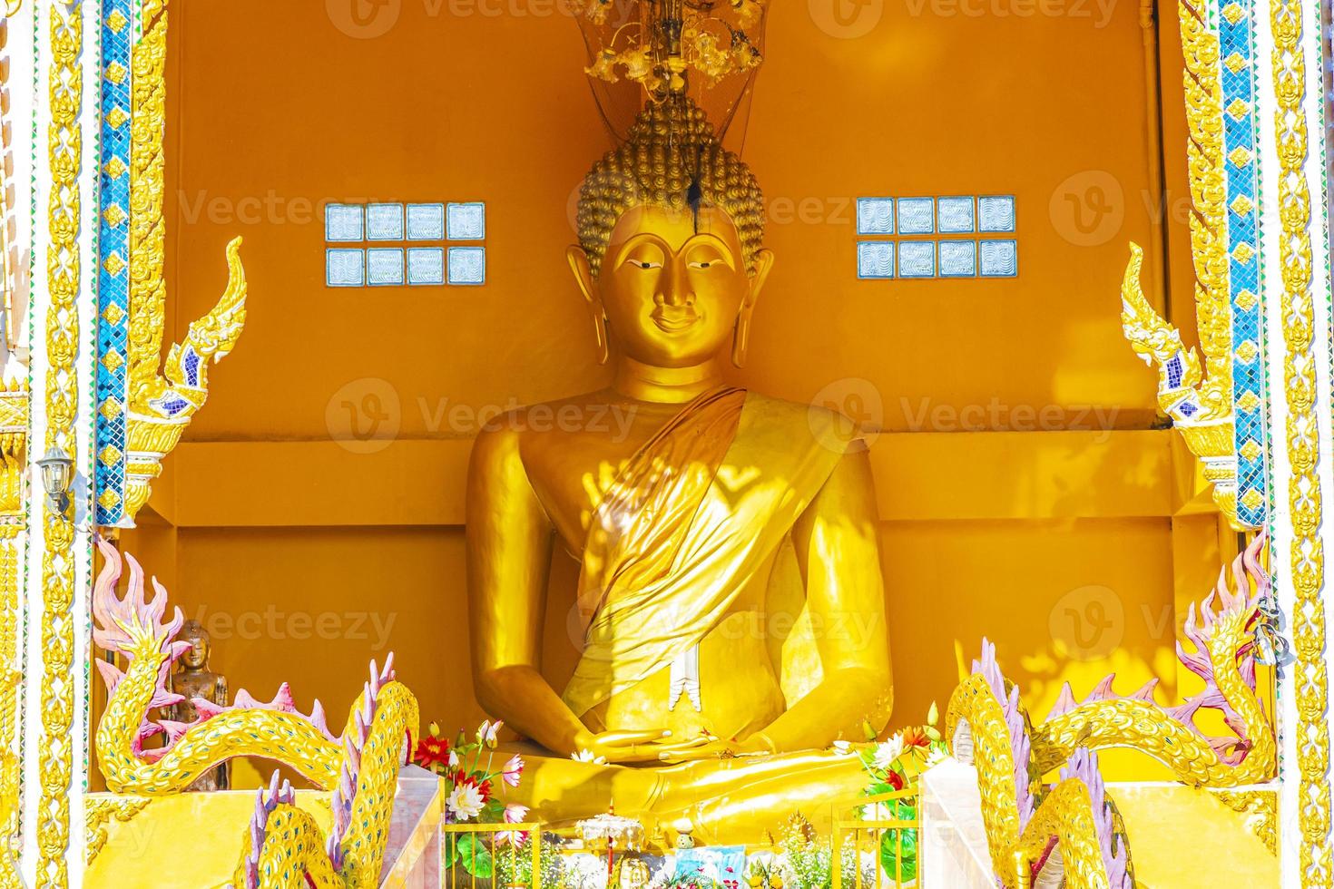 Buda de oro Wat Phadung Tham Phothi Temple Khao Lak Tailandia. foto