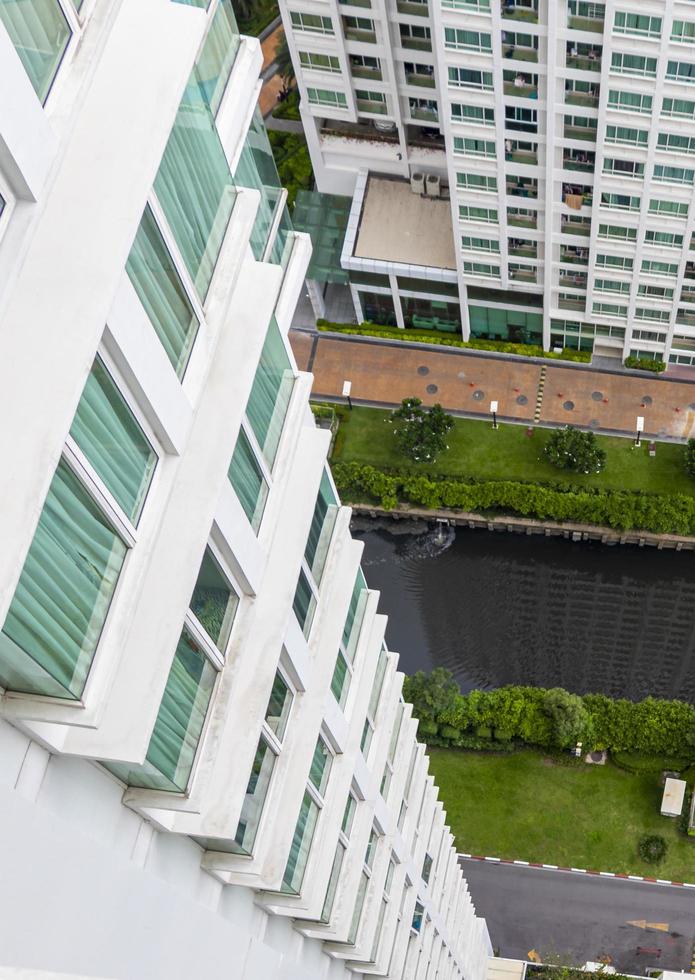 Ver hacia abajo en el paisaje de la arquitectura de rascacielos en Bangkok, Tailandia. foto