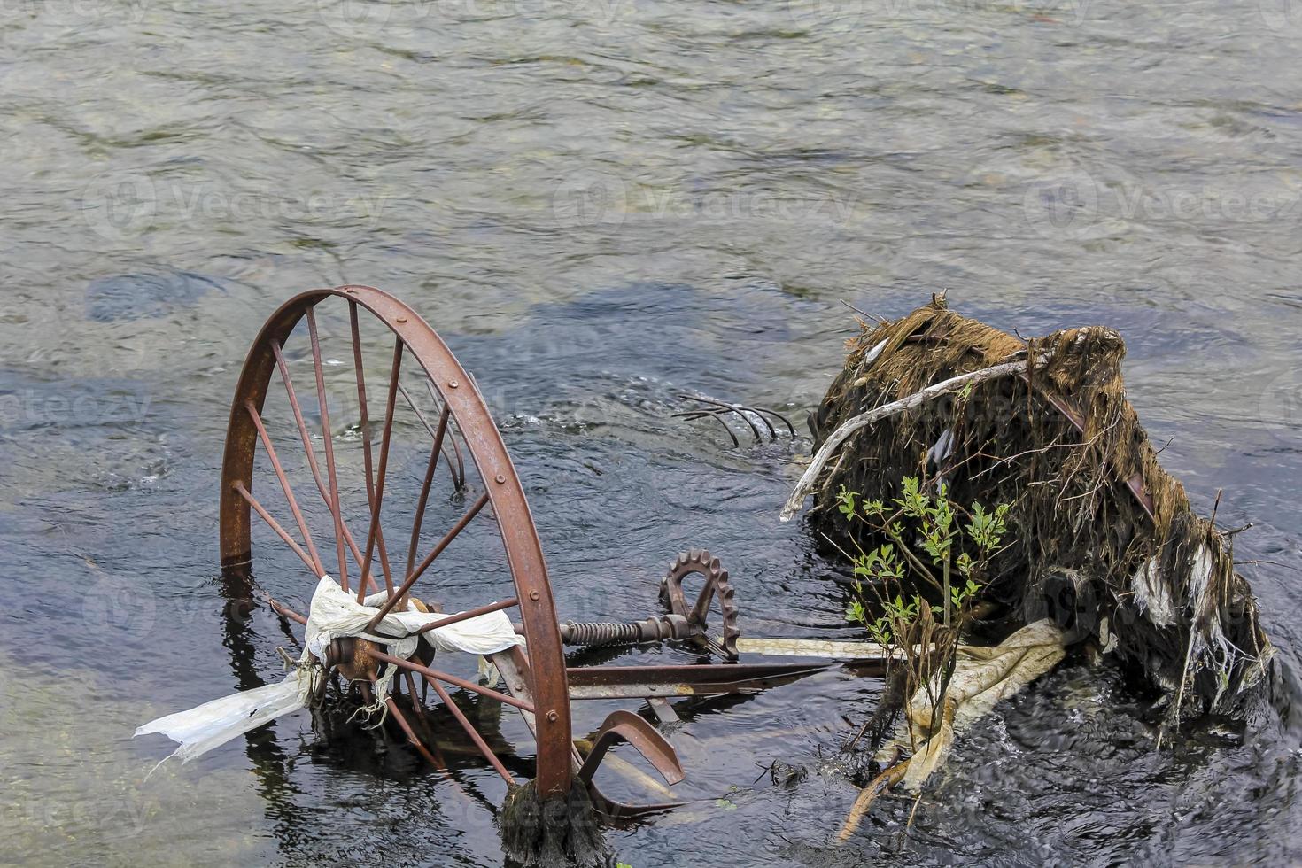 chatarra en el agua contaminación de la naturaleza en noruega. foto