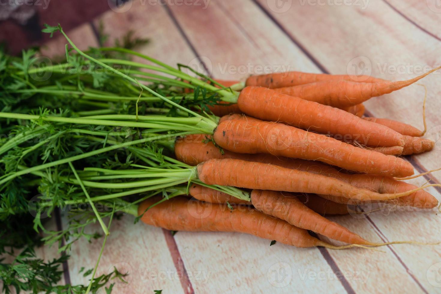 un manojo de zanahorias recién cogidas foto