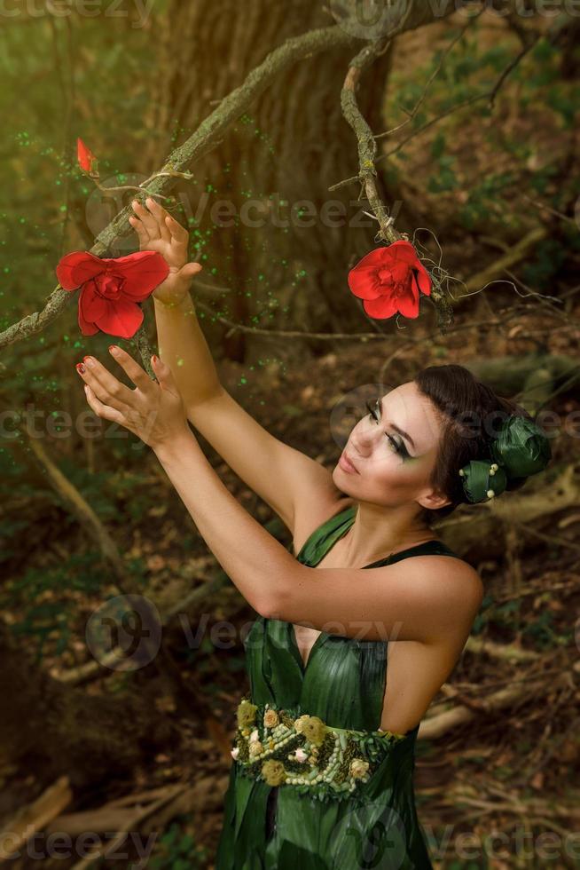 niña en un vestido de hojas de palmera verde foto