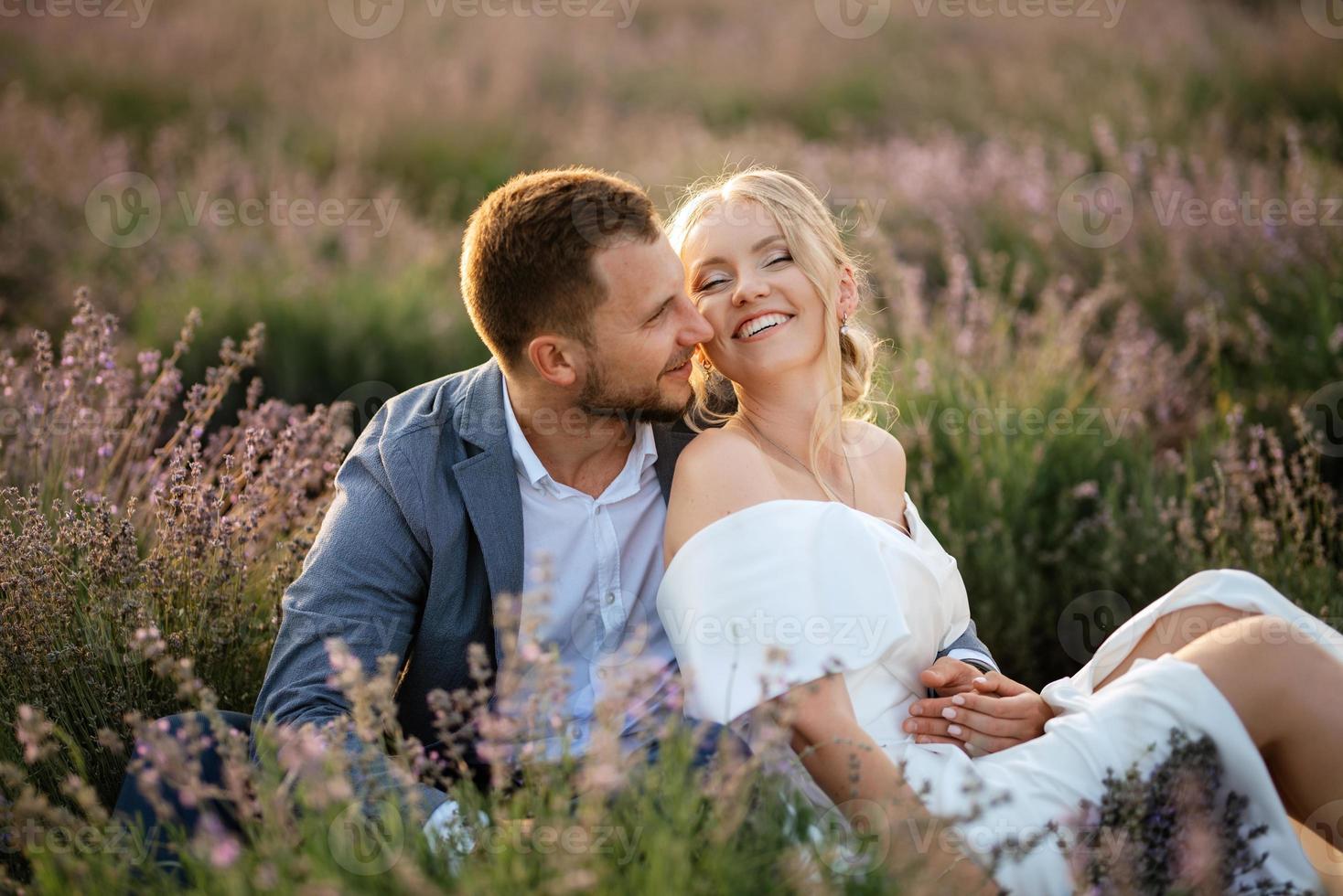 la novia y el novio en el campo de lavanda foto