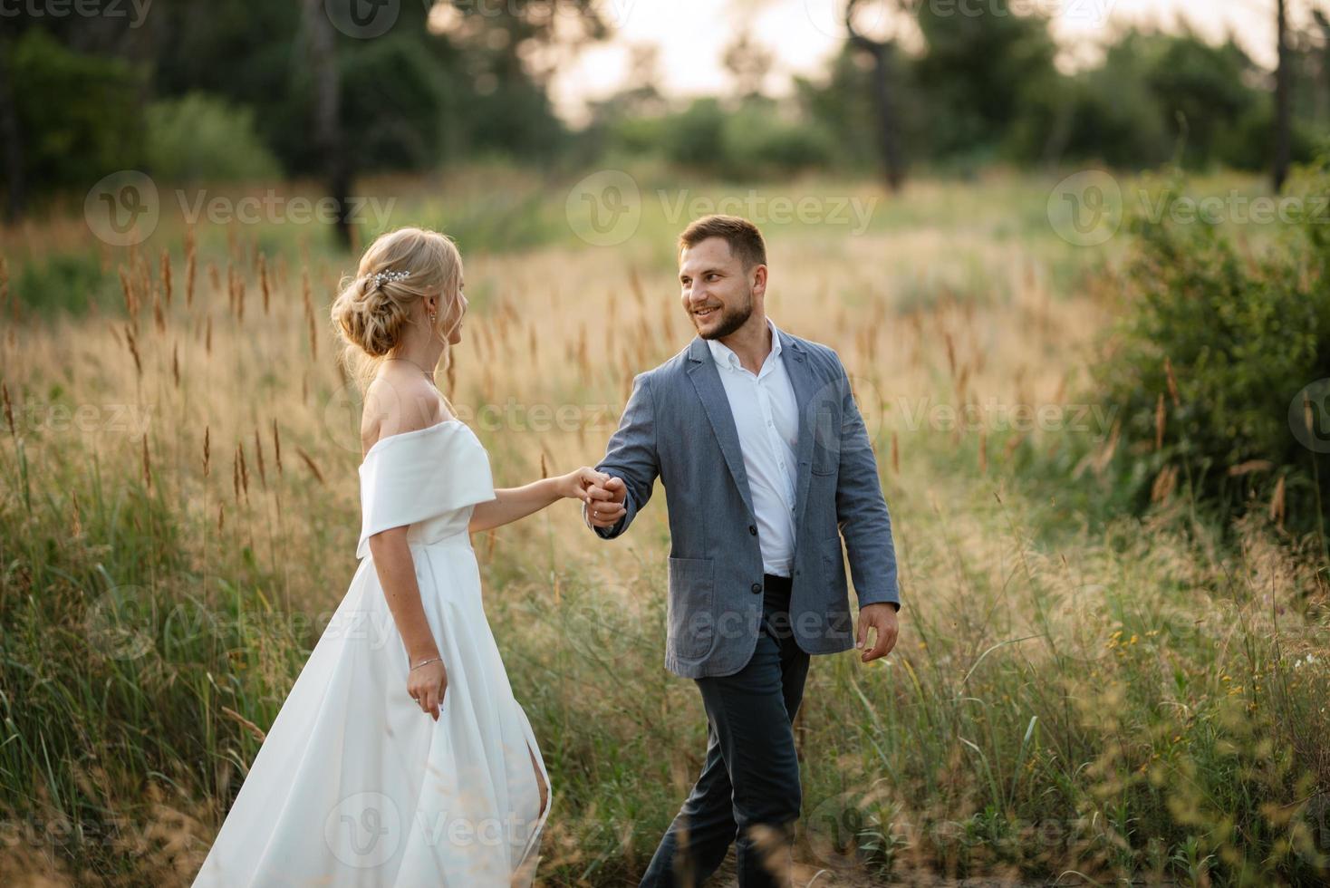 novios en el bosque foto