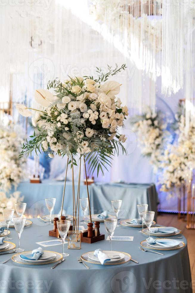 salón de banquetes para bodas con elementos decorativos foto