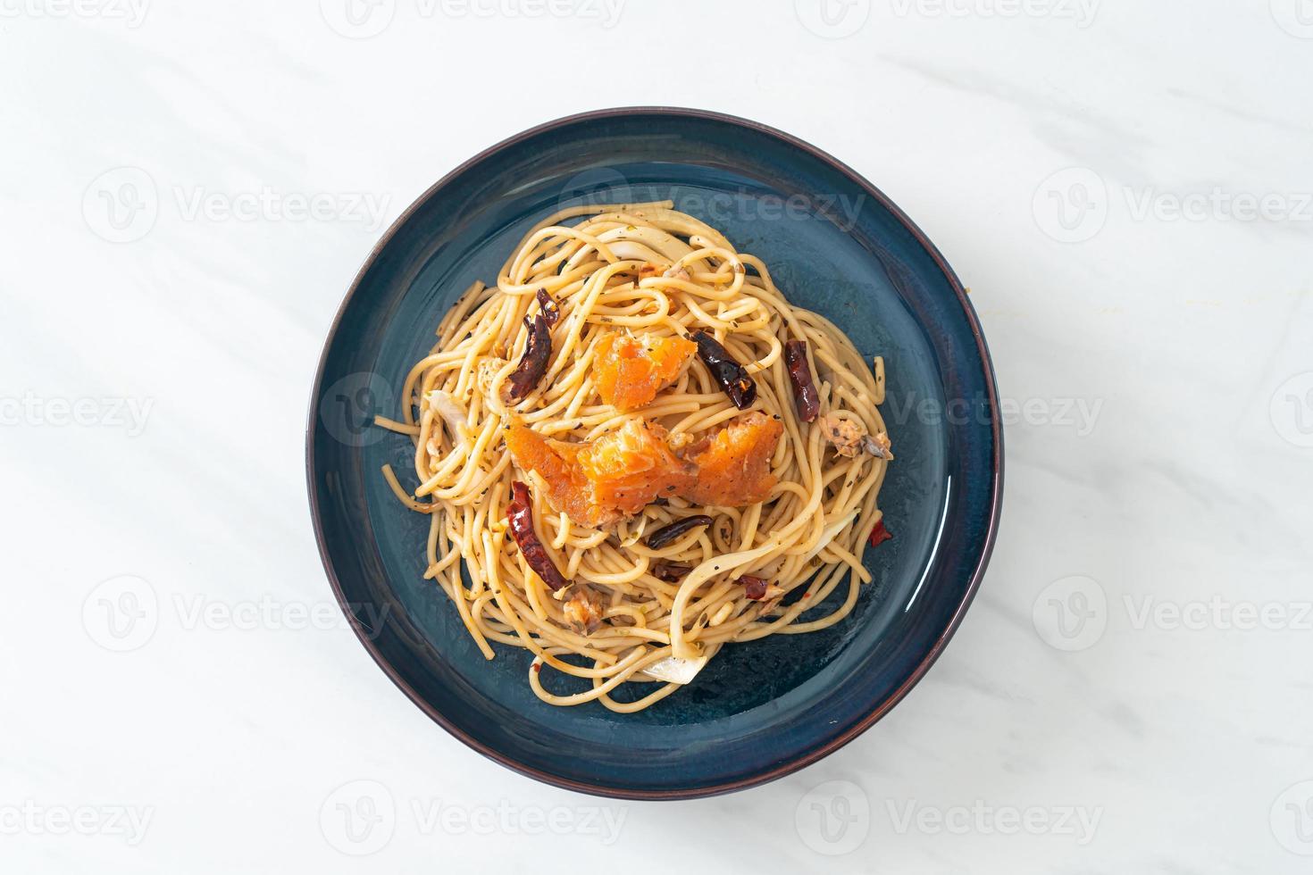 stir-fried spaghetti with salmon and dried chilli photo