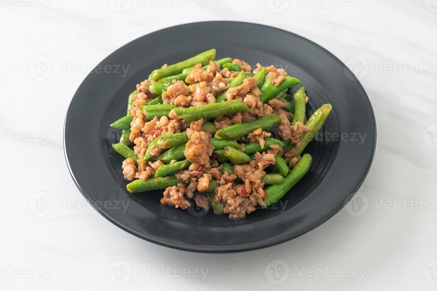 judías verdes o judías verdes salteadas con carne de cerdo picada foto