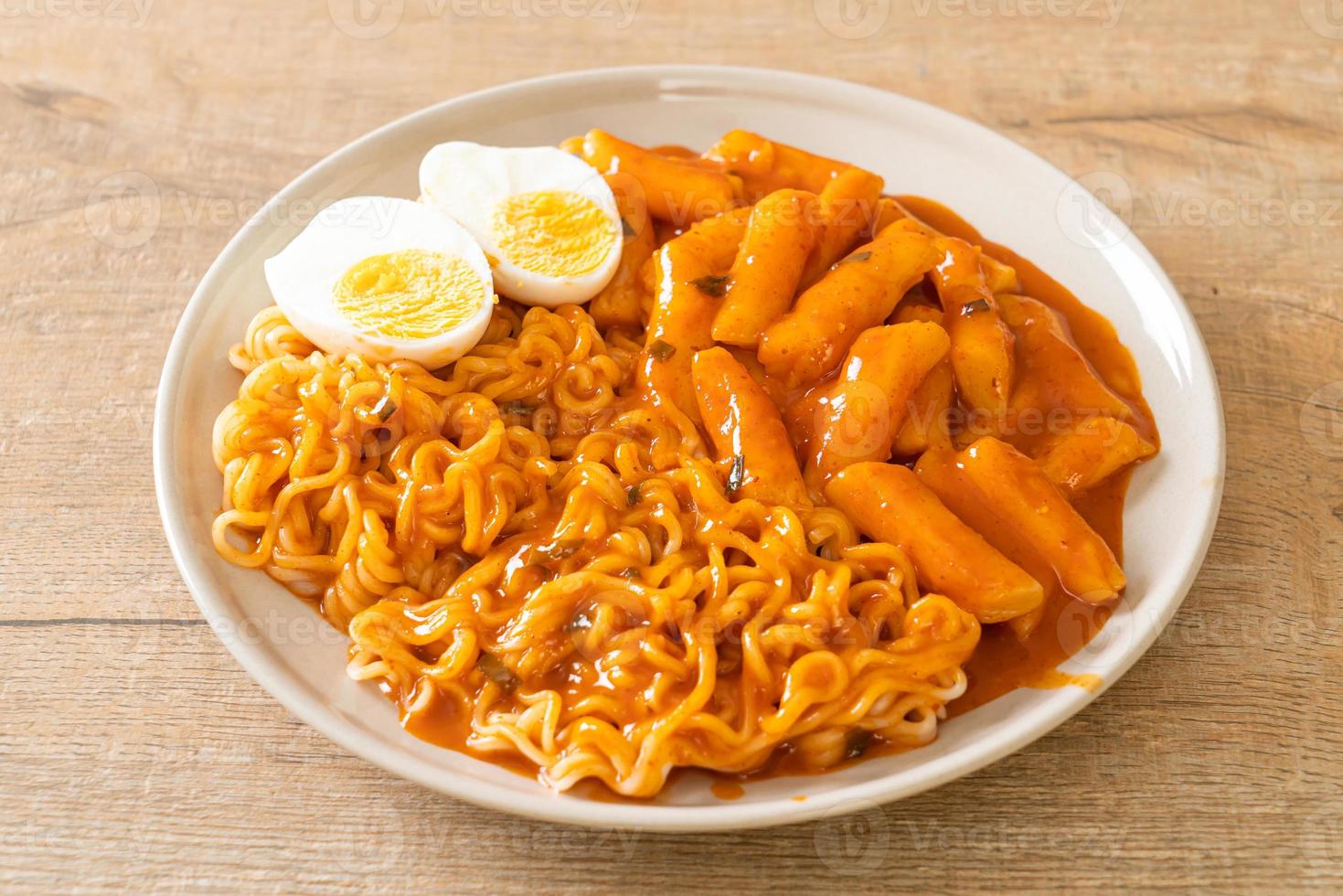 rabokki o ramen o fideos instantáneos coreanos y tteokbokki en salsa coreana picante foto