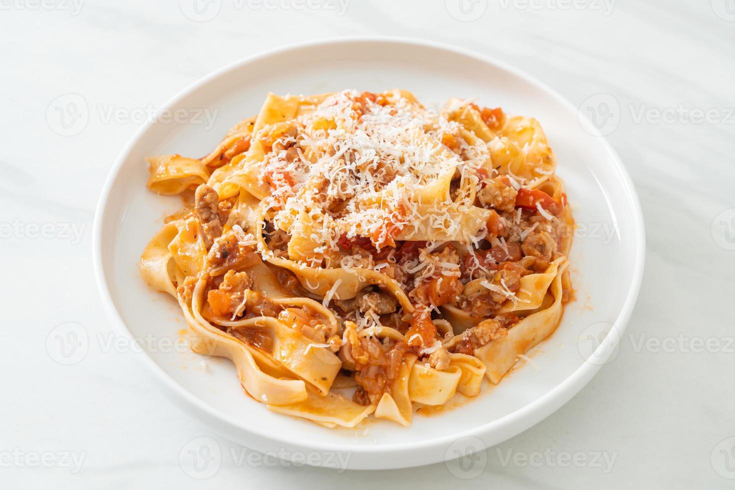 Fettuccine de pasta casera a la boloñesa con queso foto