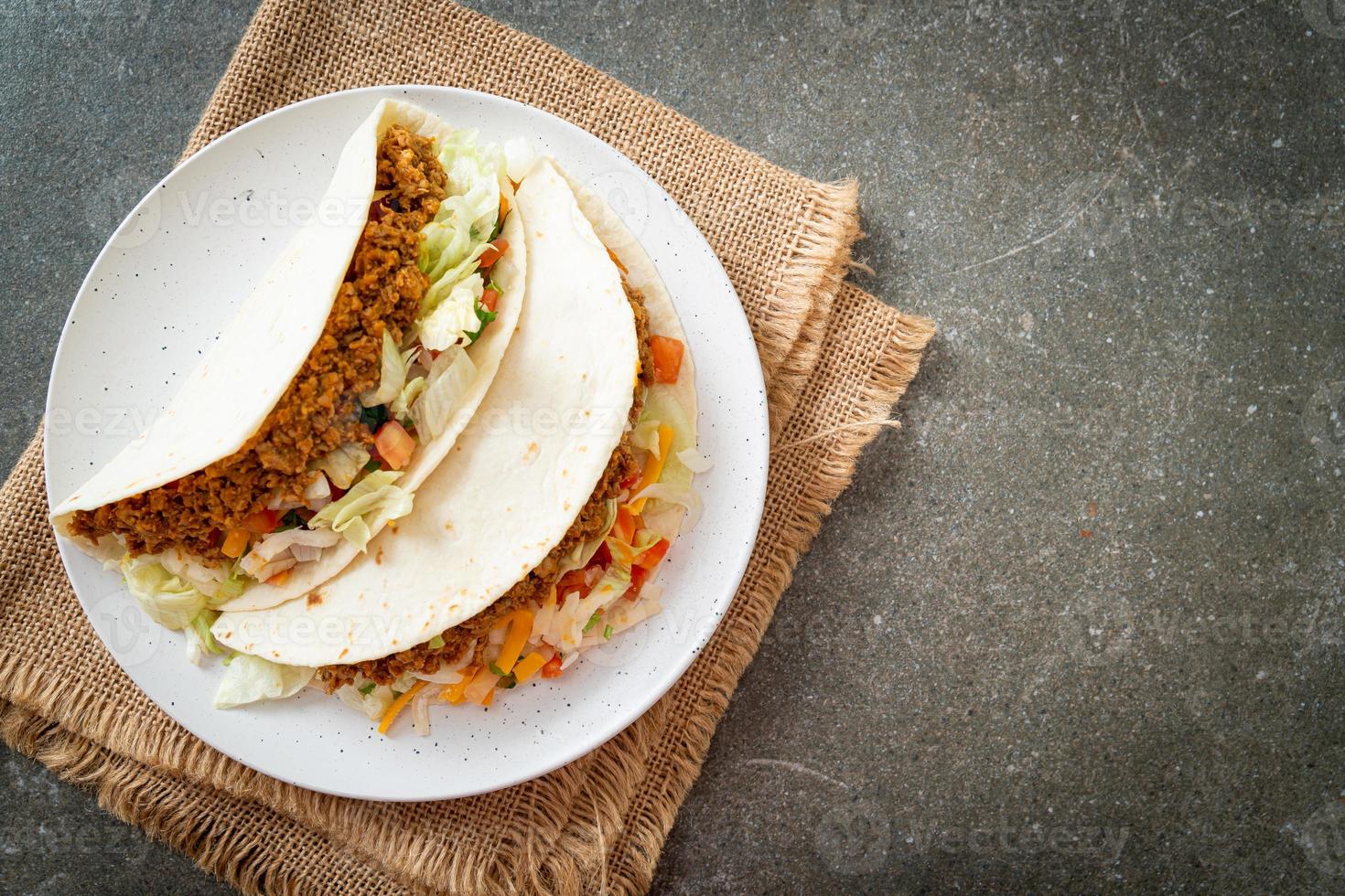 tacos mexicanos con pollo picado foto