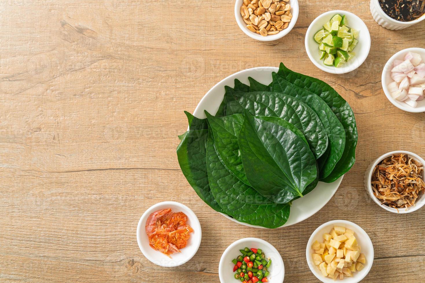 miang kham - un aperitivo de envoltura de hojas reales foto