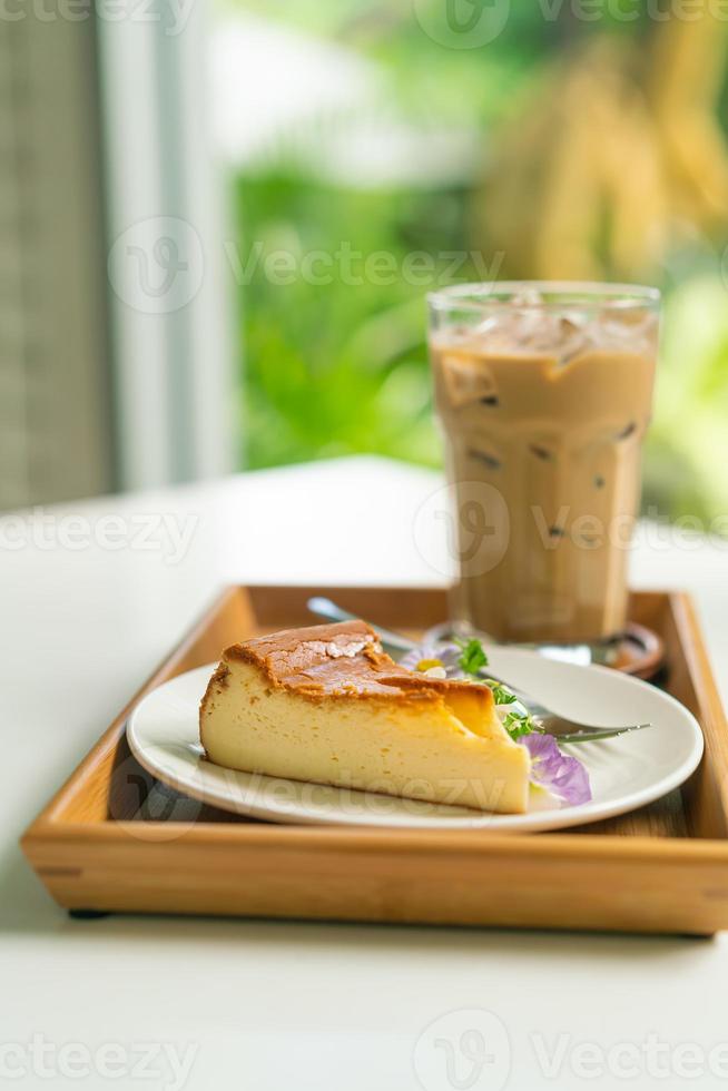 Pastel de queso quemado vasco en un plato foto