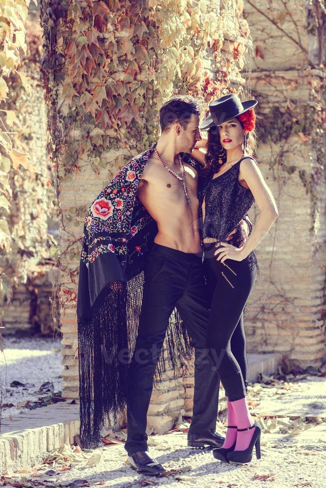 hermosa pareja, modelos de moda, vistiendo ropa española foto