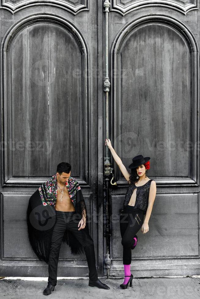 hermosa pareja, modelos de moda, vistiendo ropa española foto